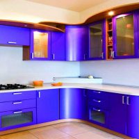 decoración ligera de la cocina en púrpura foto