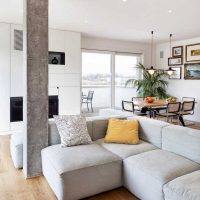 mobilier blanc clair dans la conception de l'appartement photo