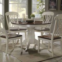 mobilier blanc clair à l'intérieur de la cuisine photo