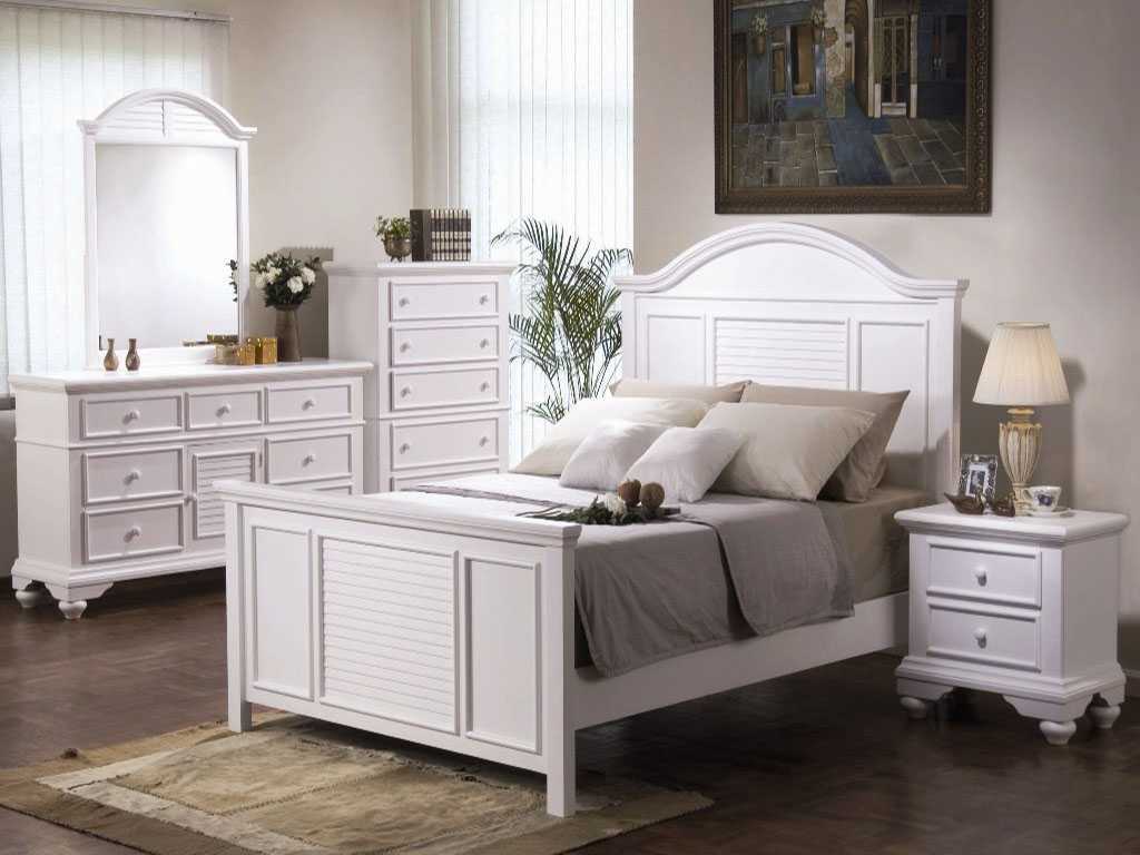 mobilier blanc lumineux à l'intérieur de la cuisine