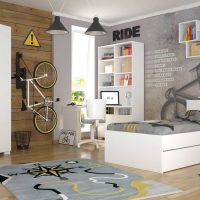 mobilier blanc clair à l'intérieur du couloir photo