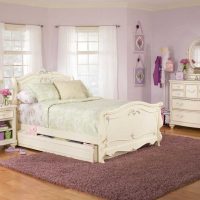 mobilier blanc clair dans la photo intérieure de la chambre
