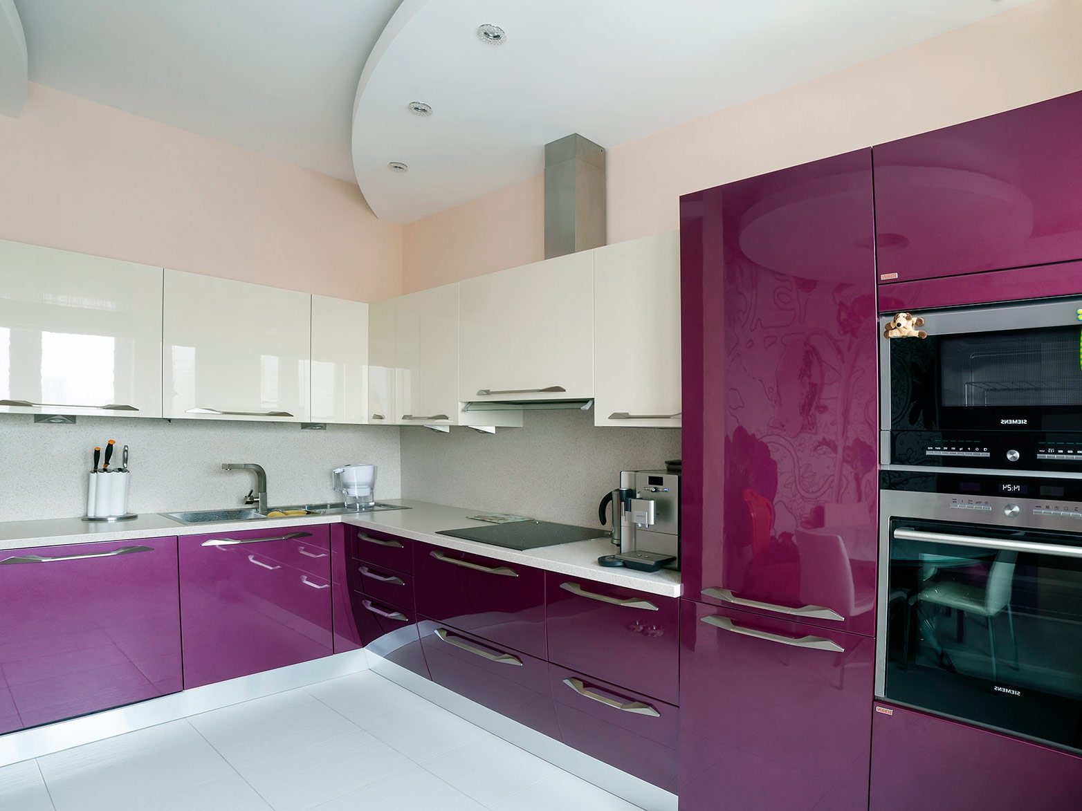 decoración de cocina inusual en tinte púrpura