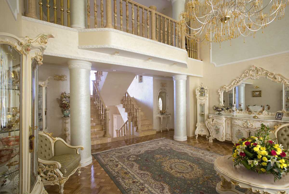 hermosa decoración del corredor en estilo rocco
