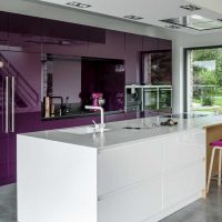 decoración moderna de la cocina en tinte púrpura photo