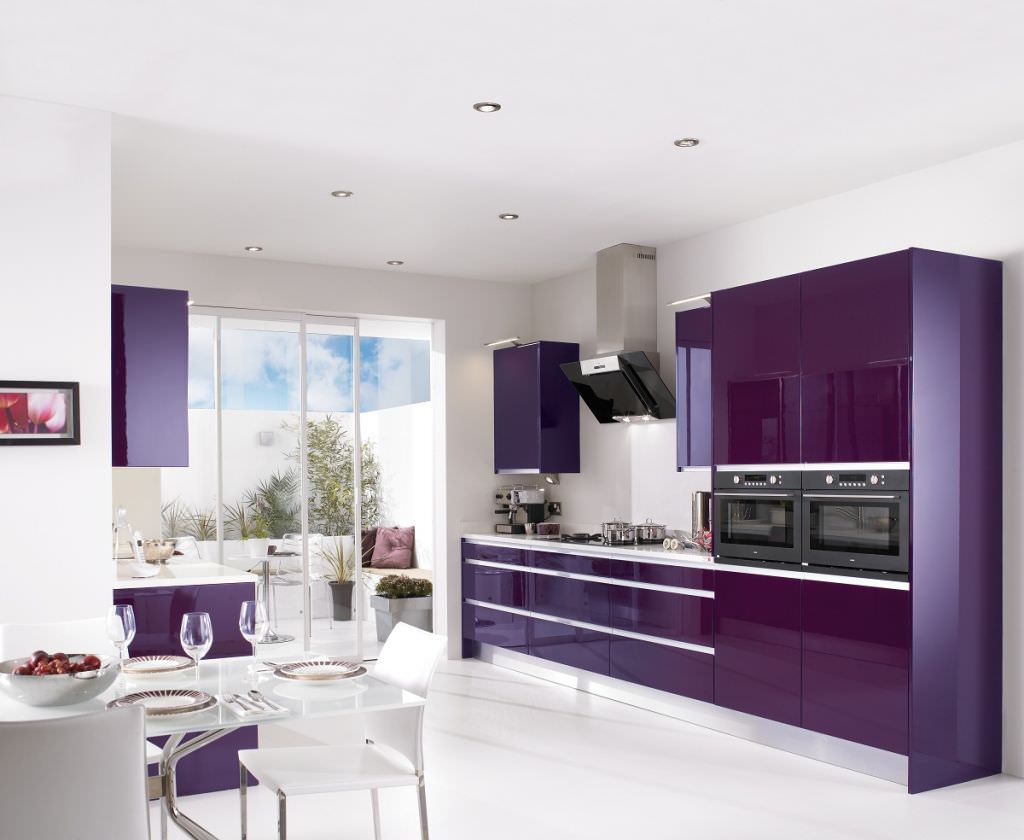 brillante cocina interior en morado