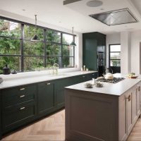 intérieur lumineux de la cuisine de luxe dans un style photo classique