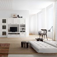 mobilier blanc clair dans le décor de la photo de la cuisine