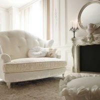 mobilier blanc clair dans le décor du couloir photo