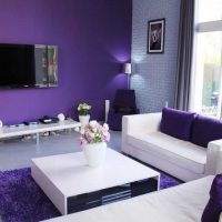Mobilier blanc clair à l'intérieur de la cuisine