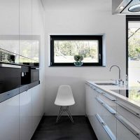 mobilier blanc clair dans la conception de la salle de séjour
