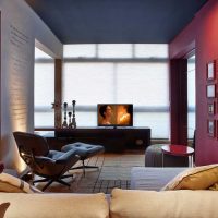 belle couleur bordeaux à l'intérieur de la salle de séjour photo