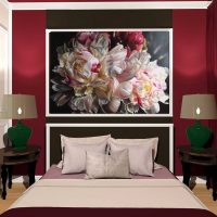 Couleur bordeaux saturée à l'intérieur de la photo de la chambre