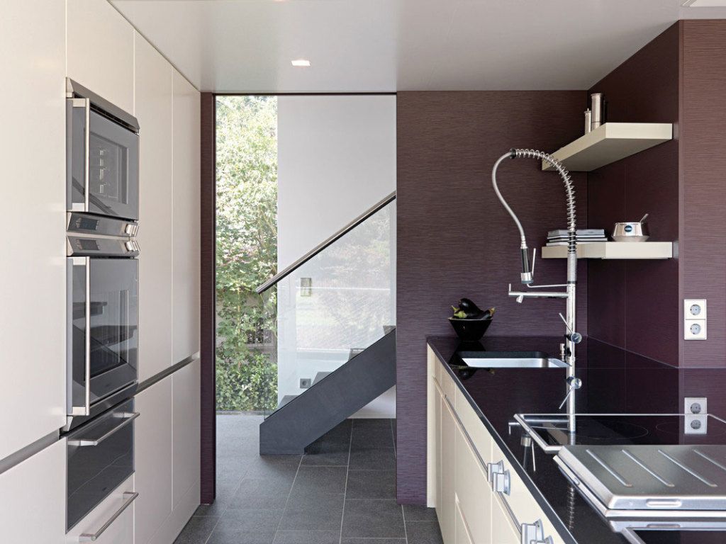 decoración moderna de la cocina en violeta