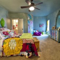 décor lumineux de la chambre à coucher dans le style de boho photo