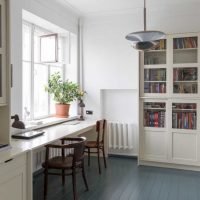 intérieur lumineux de la salle de bain dans le style de photo avant-gardiste