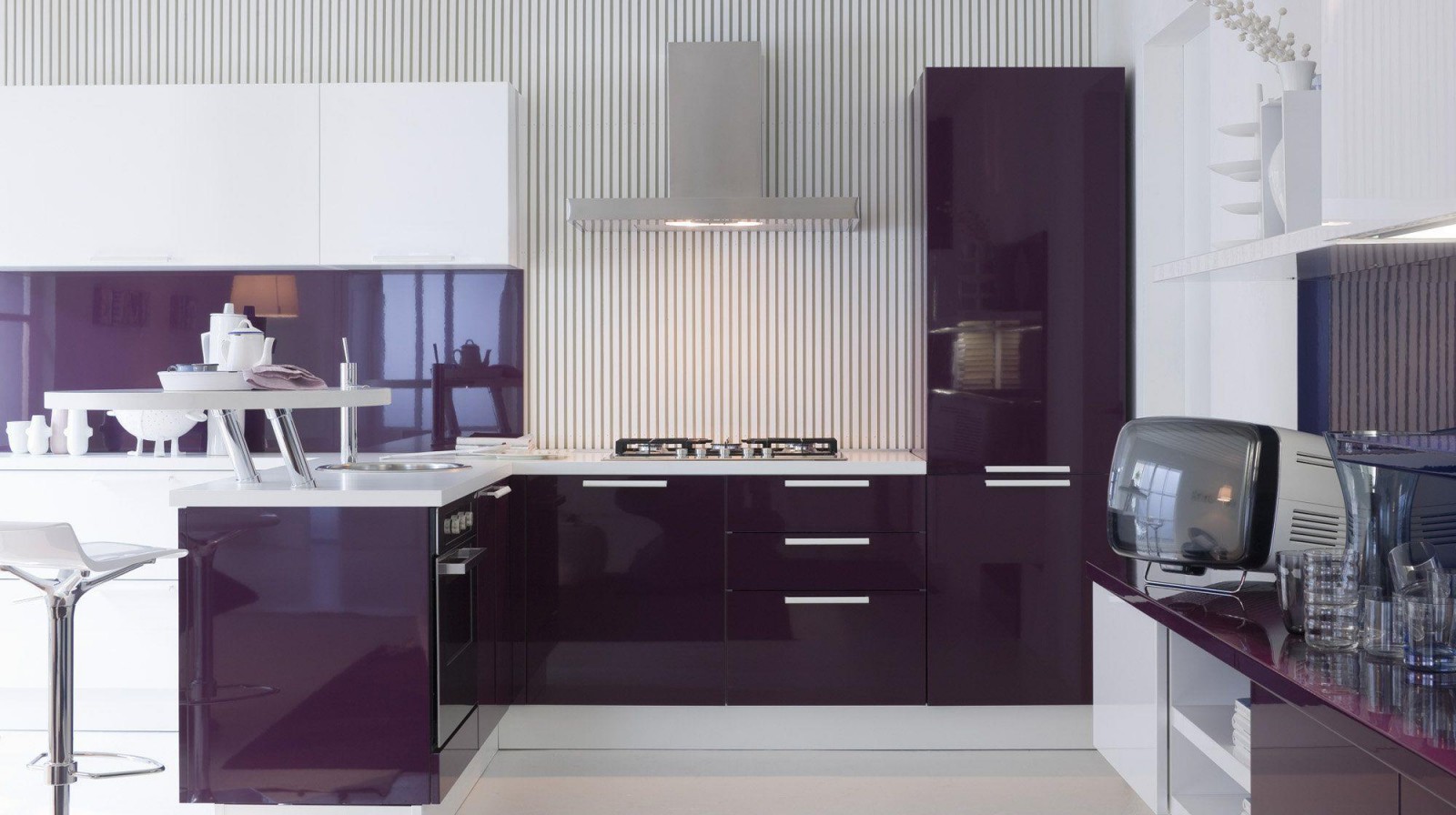 diseño de cocina inusual en morado