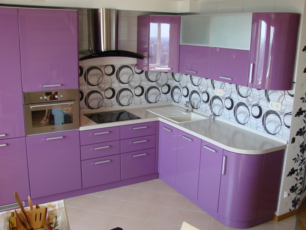 brillante cocina interior en violeta