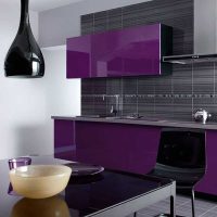 decoración de cocina ligera en imagen de tinte púrpura