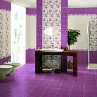 intérieur de l'appartement lumineux en photo couleur violet