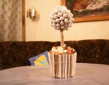 l'idée d'une décoration légère de la salle avec un arbre avec vos propres mains