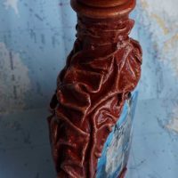 idée de bricolage d'une décoration claire de bouteilles en cuir