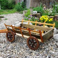 décoration de jardin lumineuse avec des matériaux improvisés photo