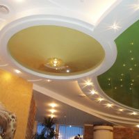 belle décoration de plafond avec impression photo