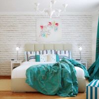 combinaison de couleurs sombres dans une image de décor de chambre