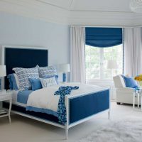 une combinaison de couleurs vives à l'intérieur de la photo de la chambre