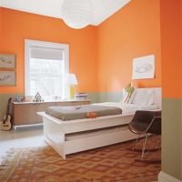 combinant des nuances sombres dans le décor de la chambre