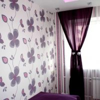 une combinaison de rideaux sombres dans le décor de la photo de l'appartement