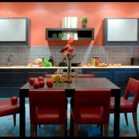 une combinaison de couleurs vives dans le décor de la photo de la cuisine