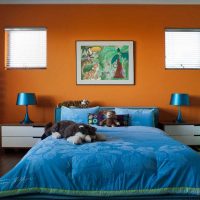 combinant des nuances sombres dans la photo intérieure de la chambre