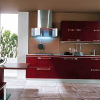 combinant des nuances sombres à l'intérieur de la cuisine