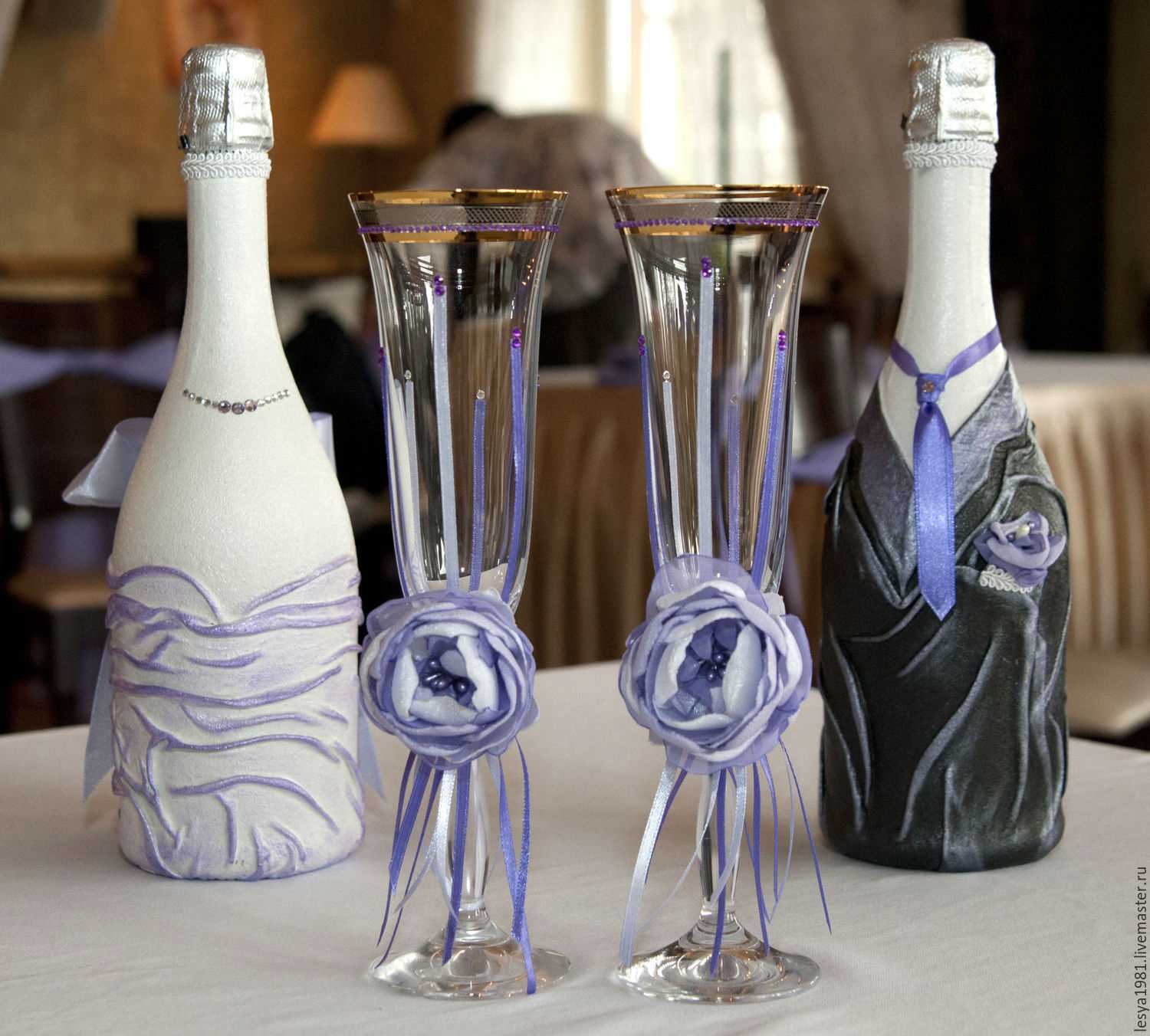 décoration lumineuse de bouteilles de champagne avec des rubans décoratifs
