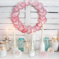 belle décoration de la salle avec des matériaux improvisés pour la Saint-Valentin photo