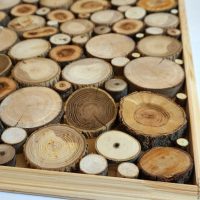 intérieur de chambre lumineuse avec photo de bois scié