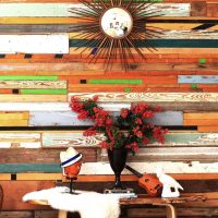 design inhabituel d'une chambre avec une vieille photo de planches