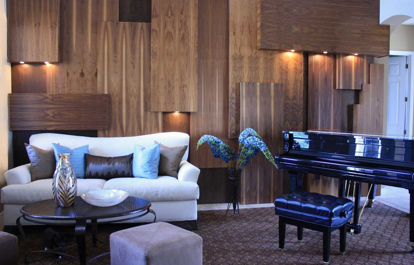 intérieur inhabituel avec panneaux muraux