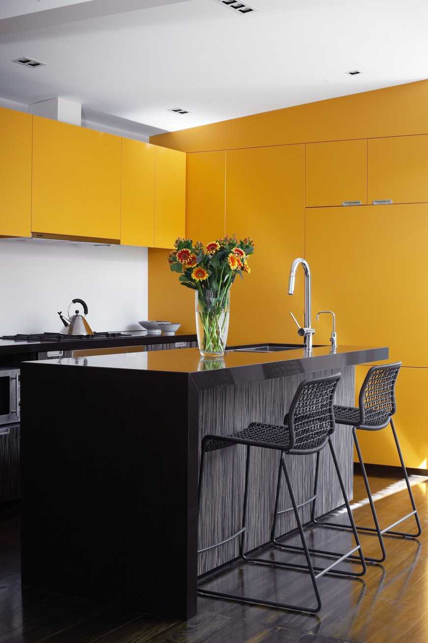 diseño inusual de la casa en color mostaza