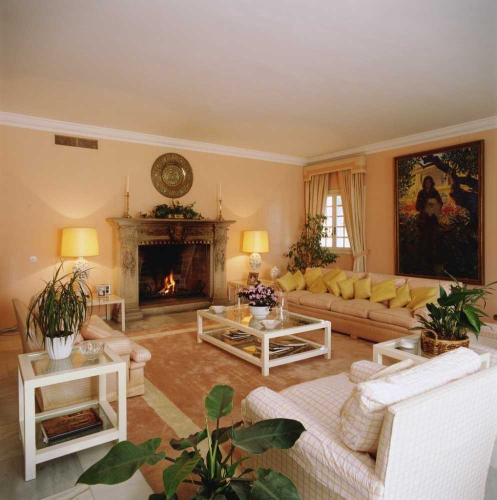estilo de habitación brillante en color mostaza