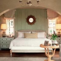 intérieur de chambre à coucher lumineux avec vieilles planches photo