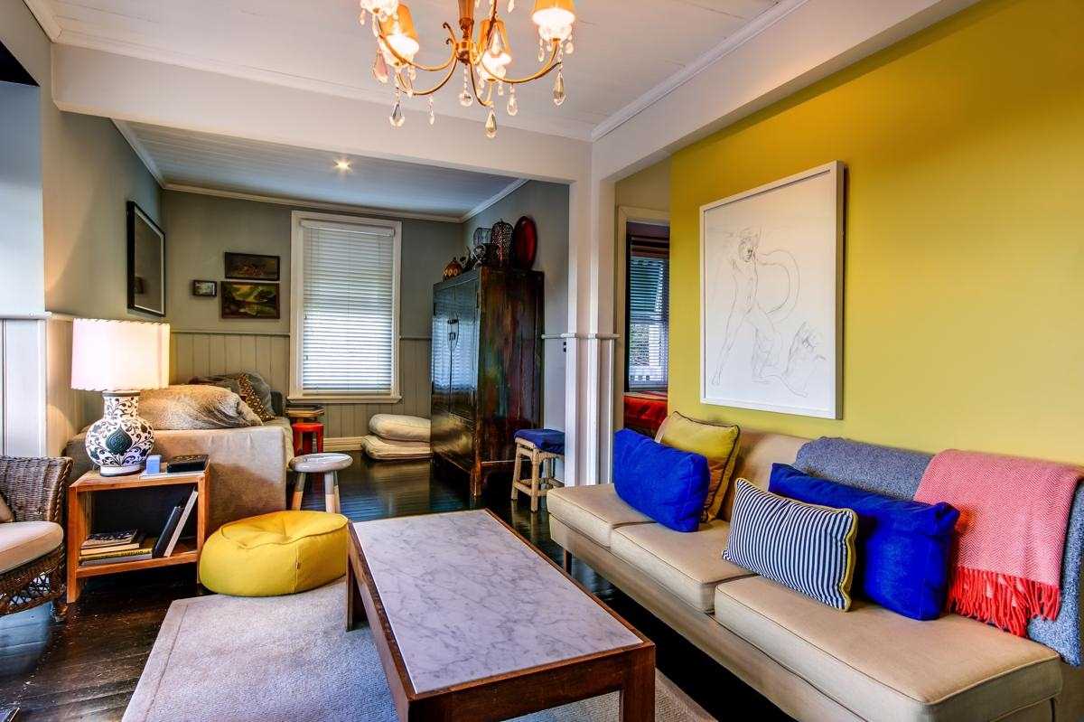 diseño de apartamento de color mostaza inusual