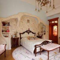 décor lumineux de la chambre à coucher dans une photo de style moderne