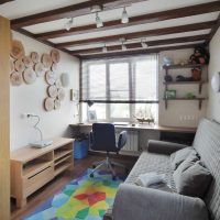 intérieur de salon lumineux avec photo en bois scié