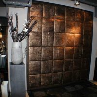 bel appartement décoré avec des panneaux muraux photo