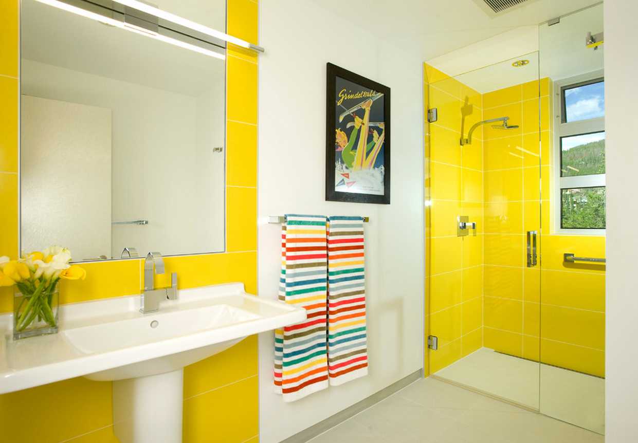 hermoso diseño de la sala de estar en color mostaza