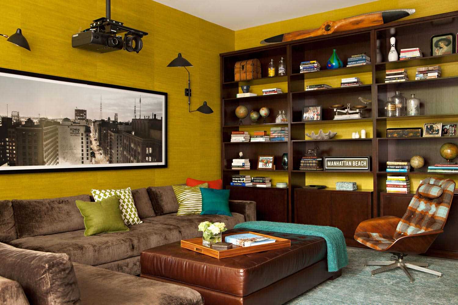 diseño inusual de la habitación en color mostaza