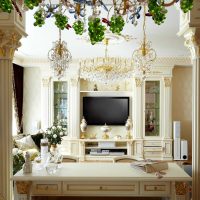 intérieur inhabituel du salon dans la photo de style grec